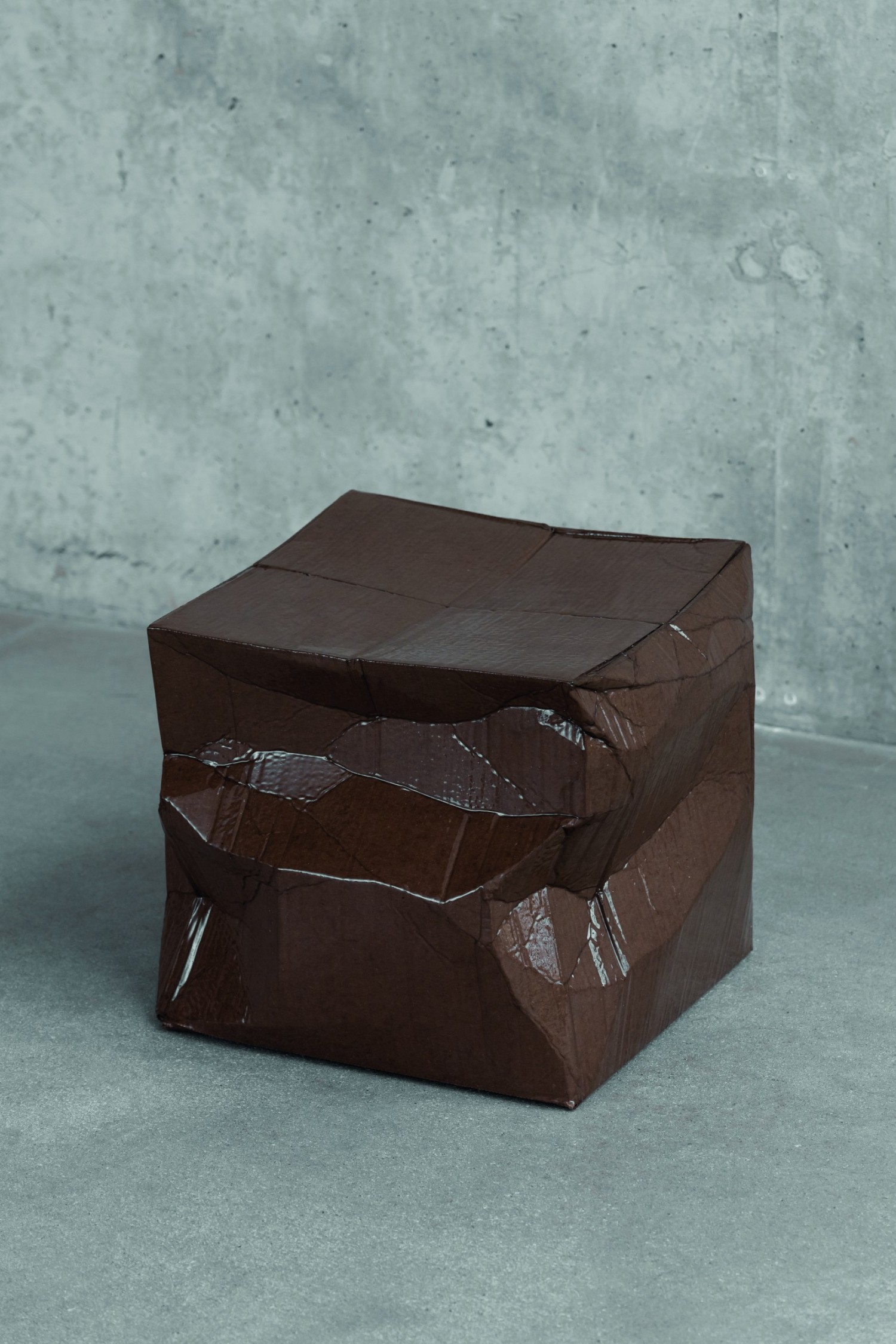 illya-goldman-gubin-karton-hocker-cardboard-stool-2023-05.jpg
