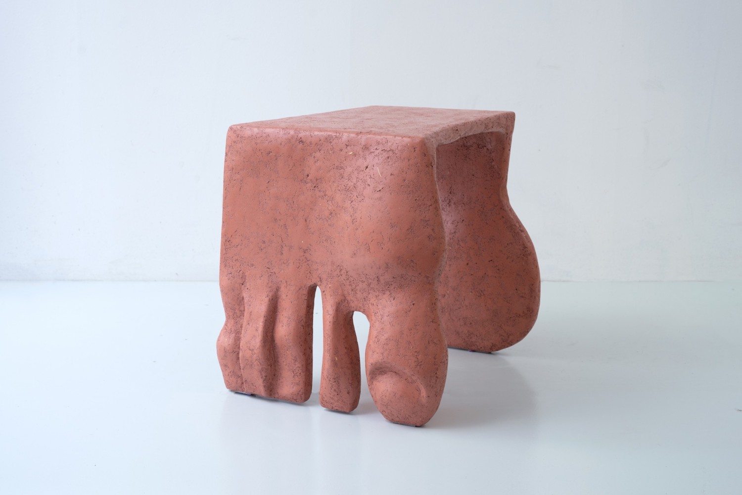 zilinskaite_roommates_stool_old_rose_01.jpg