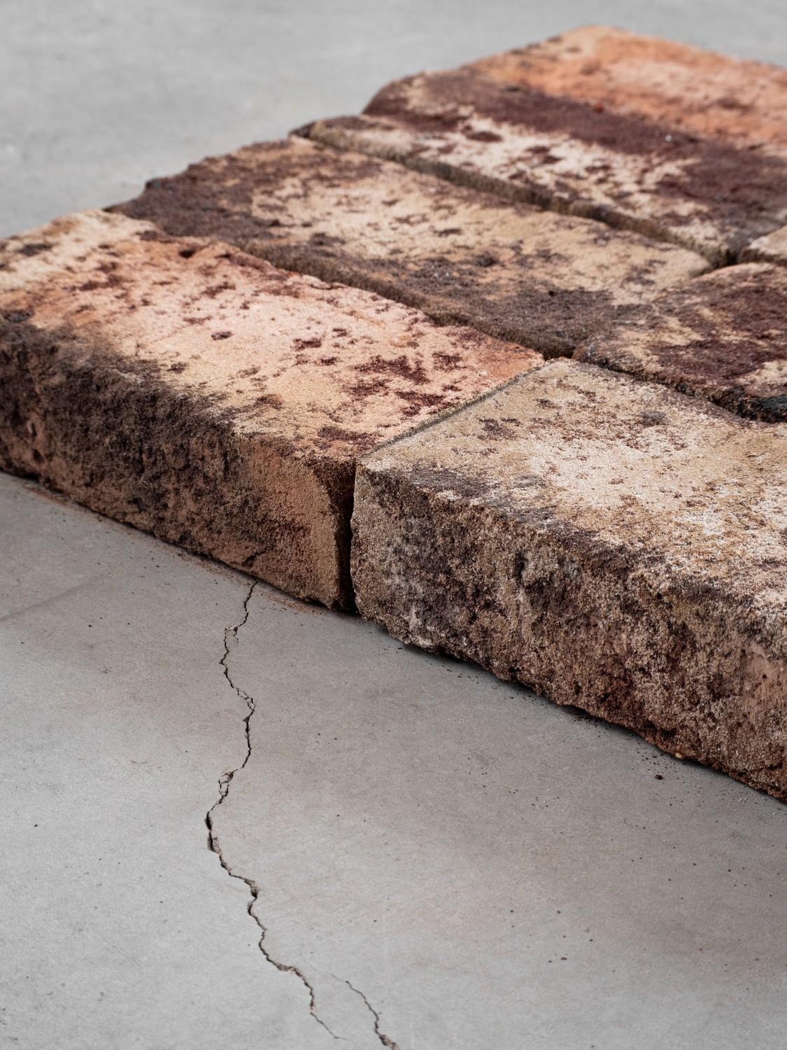 6.-stonecycling-wastebasedbricks-brute-fabriquee-a-la-main-c-photo-nienke-krook.jpg