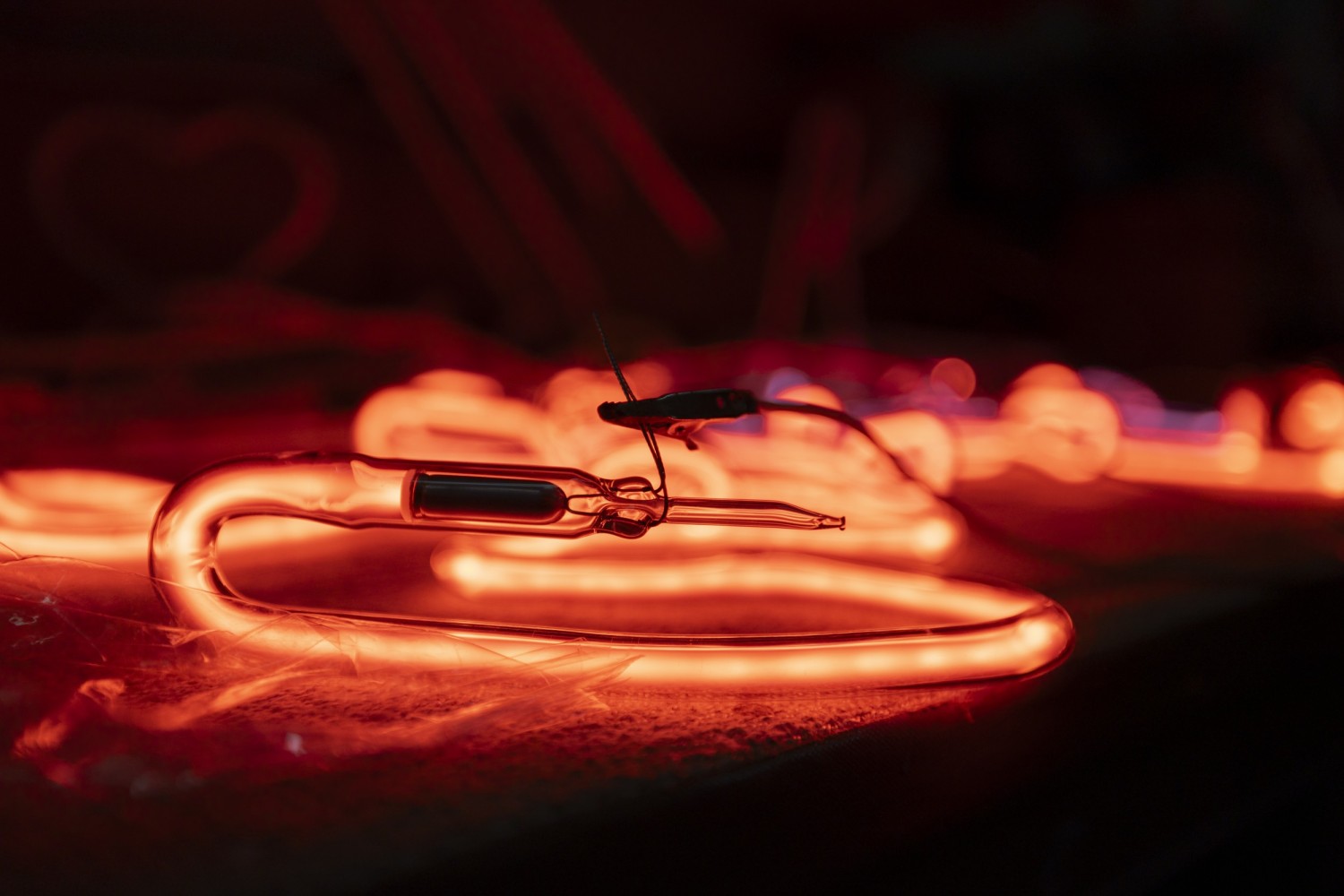 2_neon-a-hong-kong-the-indispensible-hong-kong-c-photo-cardin-chan-the-indispensible-hong-kong.jpg