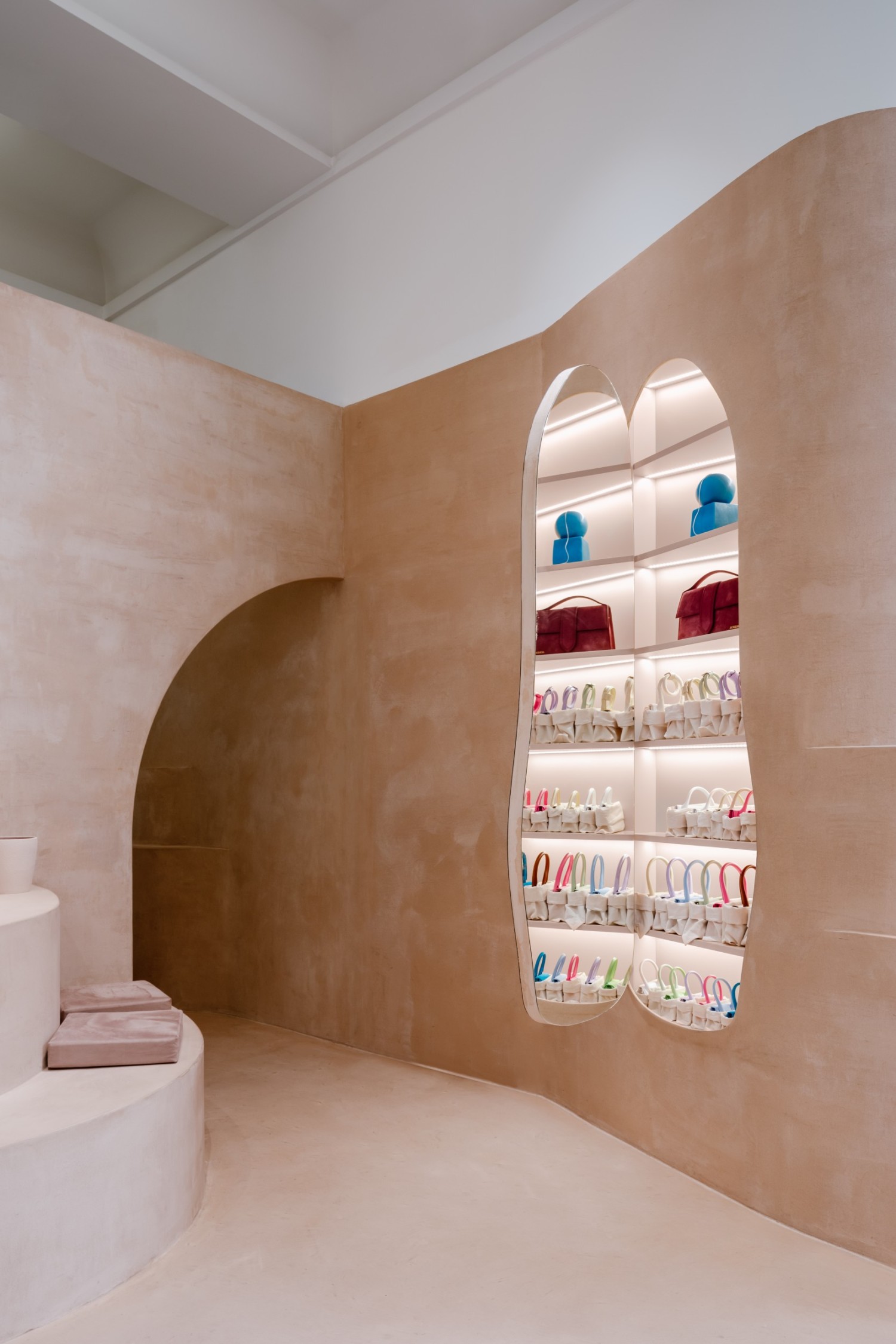 07.-jacquemus-shop-in-shop-selfridges.-photo-by-benoit-florencon-courtesy-of-amo.jpg
