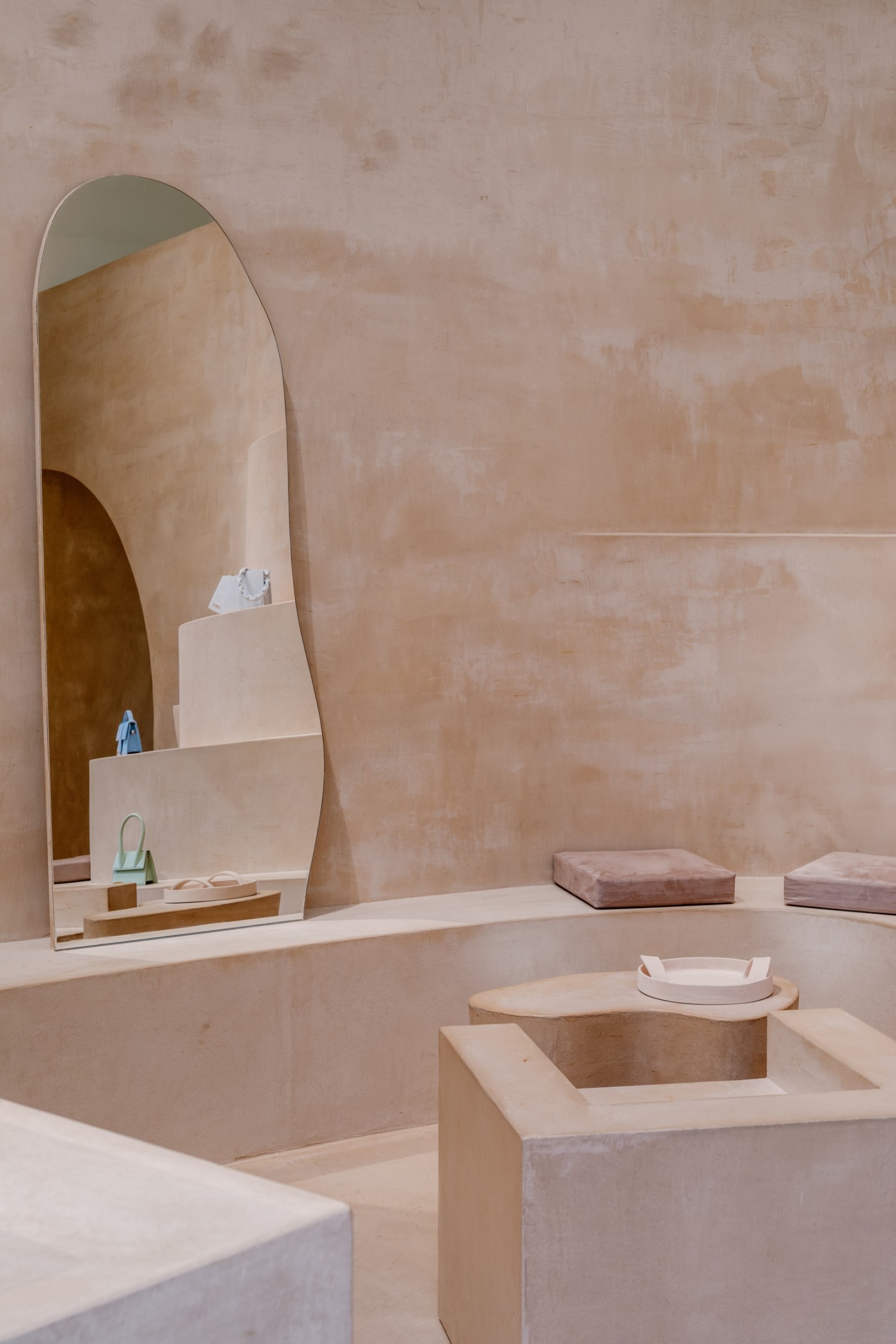 08.-jacquemus-shop-in-shop-selfridges.-photo-by-benoit-florencon-courtesy-of-amo.jpg