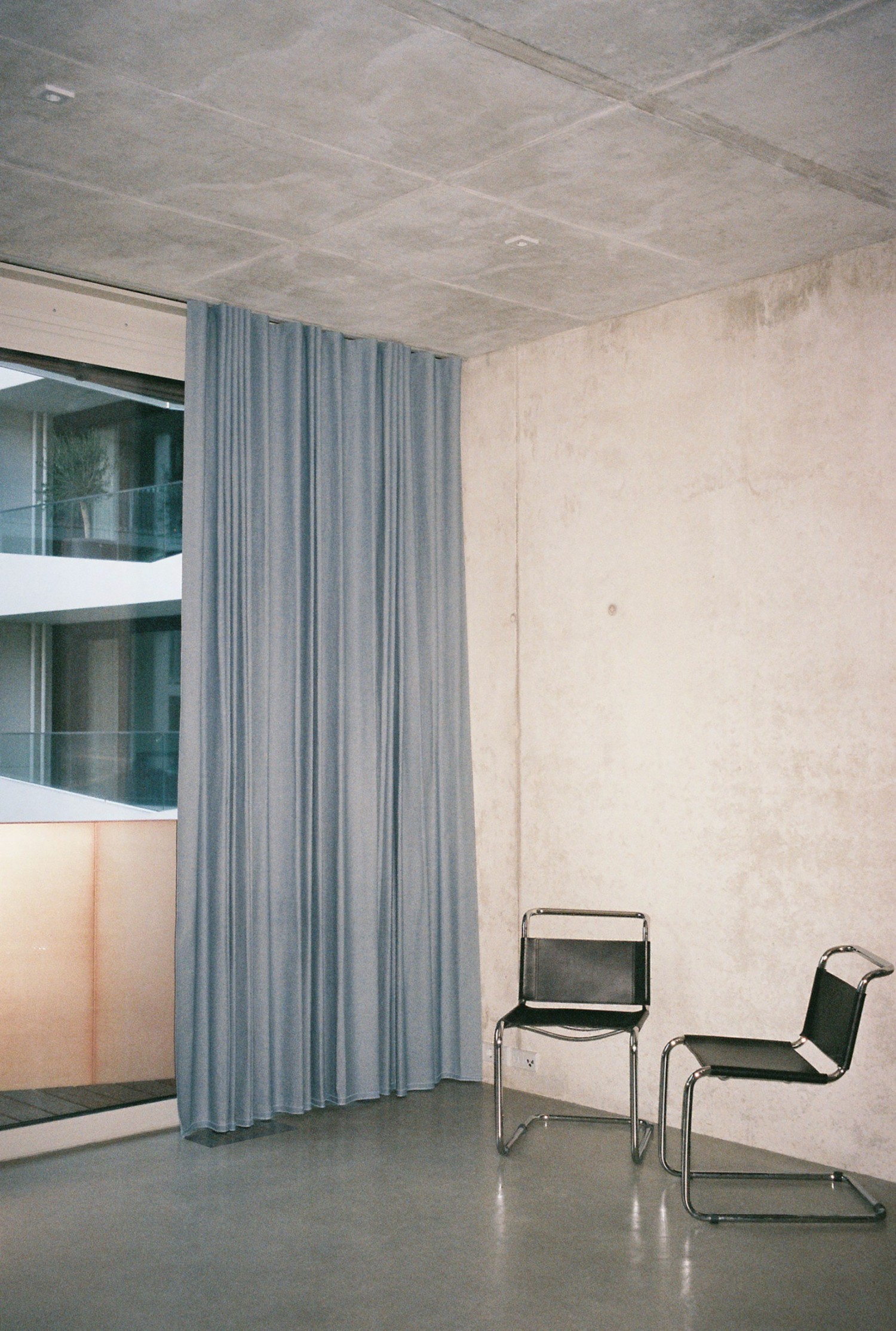 rideaux-en-denim-pour-un-client-particulier-berlin-2024-c-photo-ksenia-oganesyan.jpg