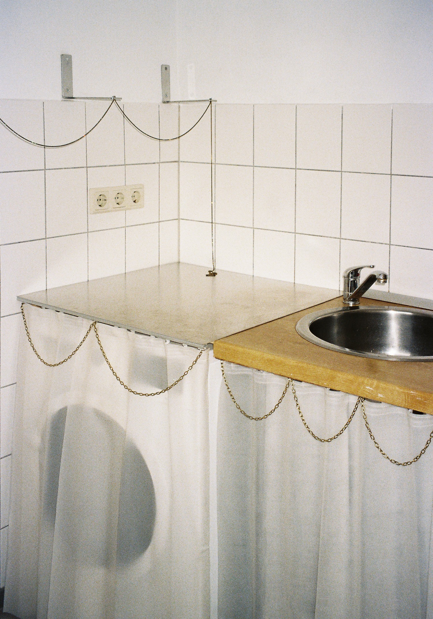 appartement-de-ksenia-oganesyan-rideaux-en-film-et-chaines-barcelone-c-photo-ksenia-oganesyan.jpg