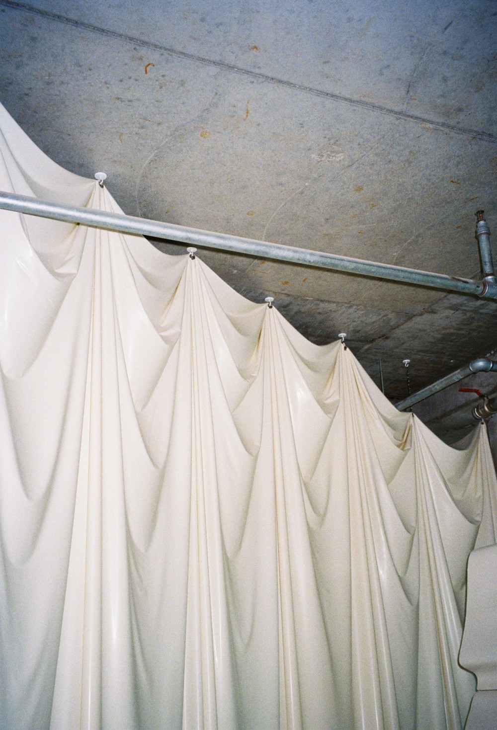 details-rideaux-en-latex-pour-la-galerie-forma-berlin-2023-c-photo-ksenia-oganesyan.jpg